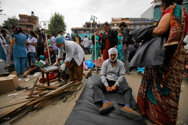 z17813811IH,Ranni-w-trzesieniu-ziemi-przed-szpitalem-w-Katmand